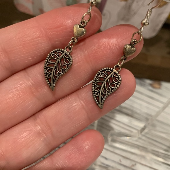 Antique Style Leaf Earrings - Picture 5 of 5